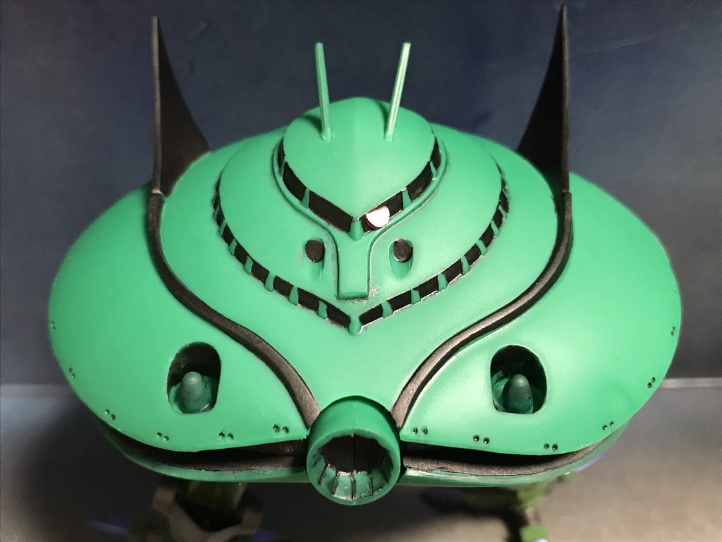 今回はちゃんと作りました（前回の300円ガンダムは手を抜き過ぎました汗）。
部分塗装ではありますがマスキングして筆塗りし、モノアイを自作して、墨入れもマジメにやり、つや消しトップコートまでしっかりと。