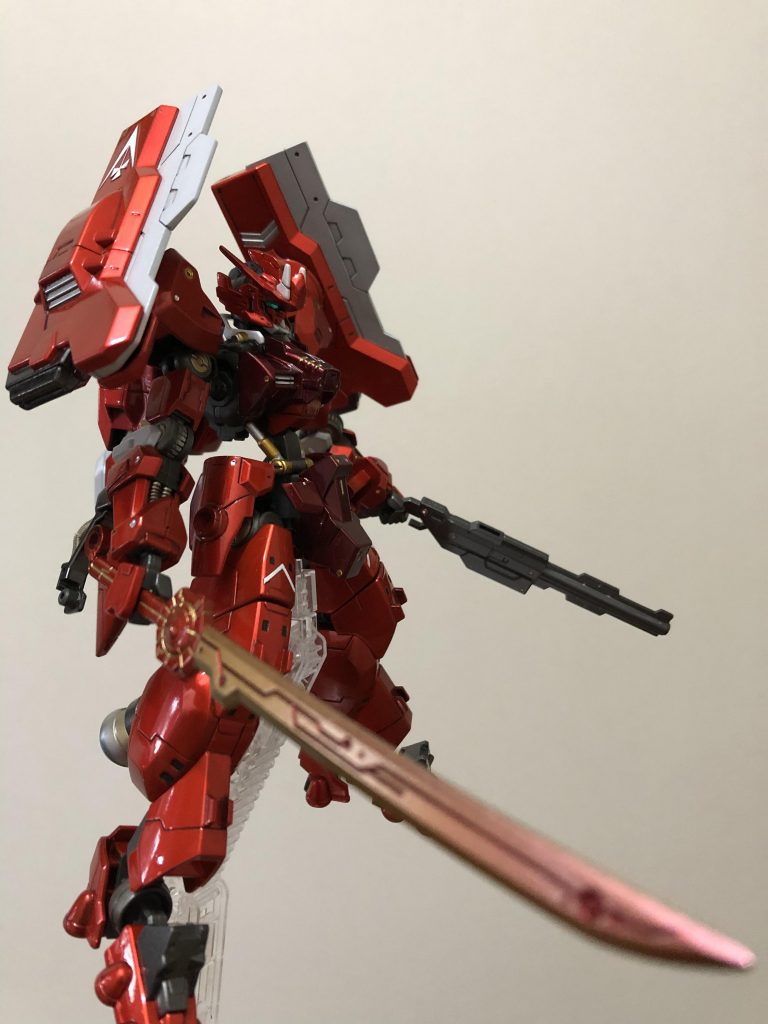 Γナノラミネートソードはプリズムレッドゴールドで塗装し、刀身はクリアレッドでツバからグリップにかけてはゴールドで墨入れし、エネルギーが流れてる感じを表現しました。