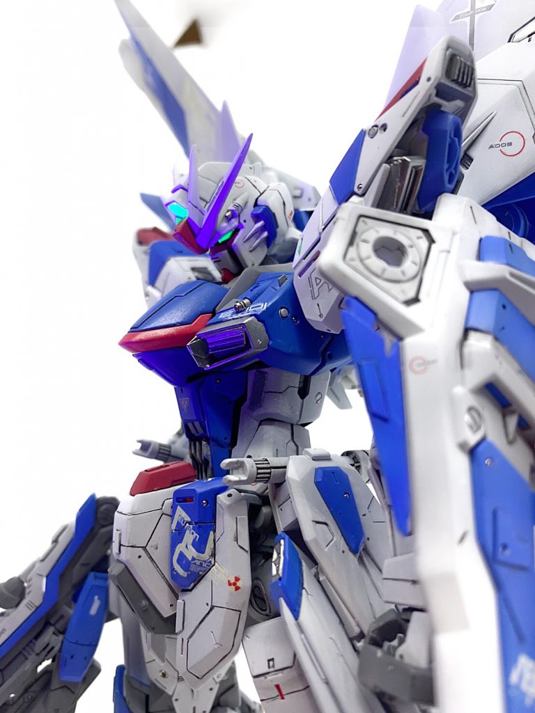 ブラックライトを当てるとセンサーとツインアイが発光します。