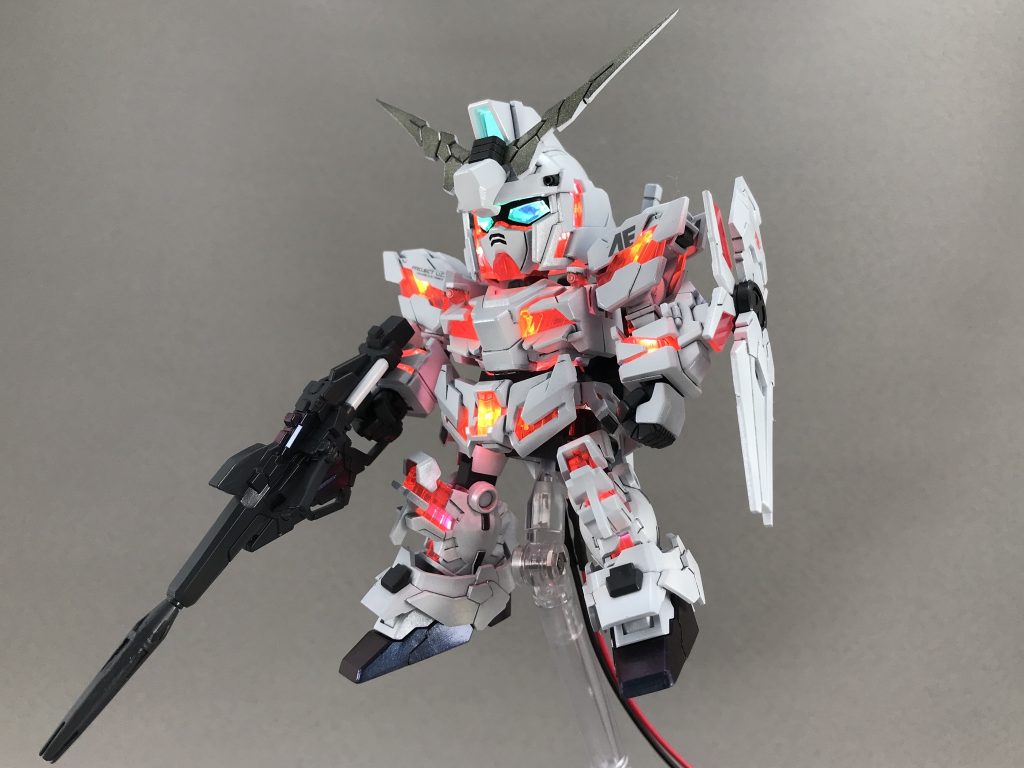 白、金、紺はパウダー塗装で、すべてセリアのミラーパウダーです。グレーはメカサフ。光が漏れそうな所は裏から黒を吹きました。サイコフレームは光がボワっとなるようにクリアホワイト、クリアレッド、ミラーパウダーの順で吹いてます。