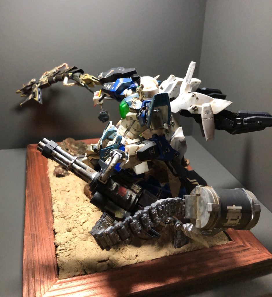 初めてのガンプラ製作だったので壱のデカールをつけています!
ウェザリングが楽しくて楽しくて武器も全体も汚しまくりです。