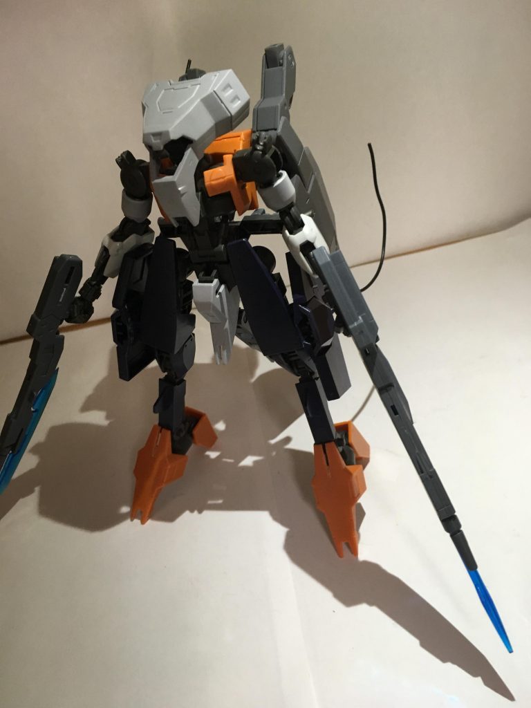 肩部装甲をパージすることで被弾面積を減らし白兵戦にも対応可能だが支援機というコンセプト上あまり取られる姿ではない