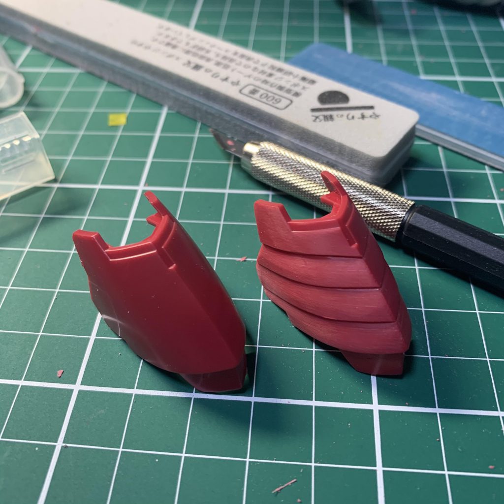 モモパーツ加工前と加工後です。スジボリしてデザインナイフで削っただけw