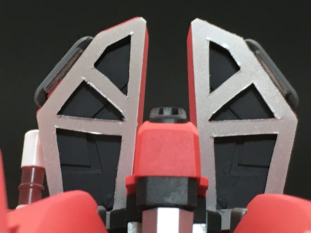 塗装後の写真にはなりますがフロントアーマーはプラ板で埋めました。
トラスっぽくしたかったんですがデザインセンスが無いおかげでダサいのなんのって…