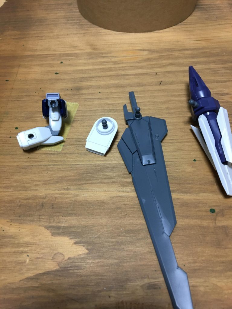 肩のバインダーガンに付属する関節を利用した装着モジュールです。これにより、ブースターや盾、剣や遠距離武装などの様々な武装を装着すること出来るため、背中の武装を含めて、状況に合わせた様々な戦いをすることができます。