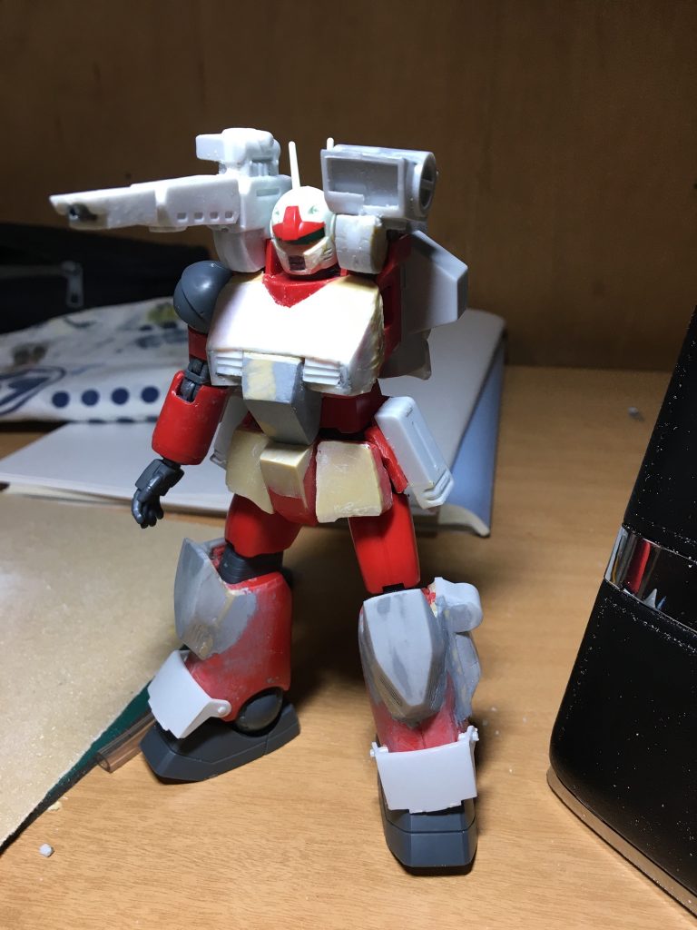 塗装前の写真。直前の写真は撮り忘れました😅
左肩は接続パーツを破損しまして、この段階ではつけられてませんw
その後パテで右肩の部品から複製してなんとか付けれました。