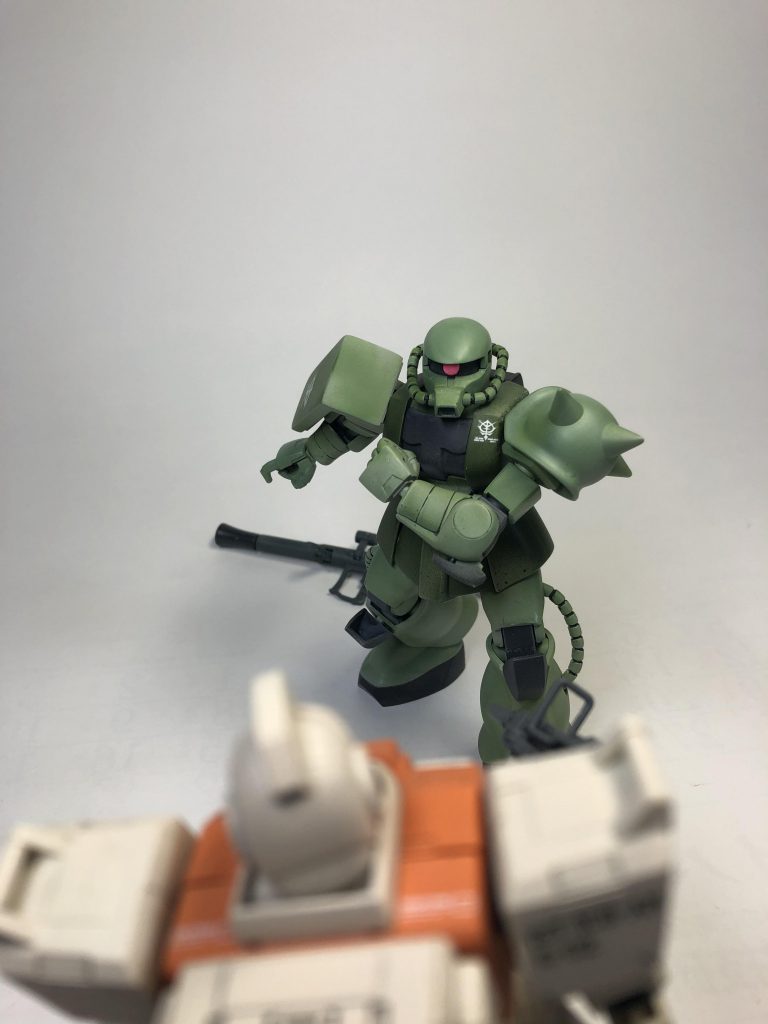 陸ジムの背中越し、バズーカを捨てて特攻というところでしょうか