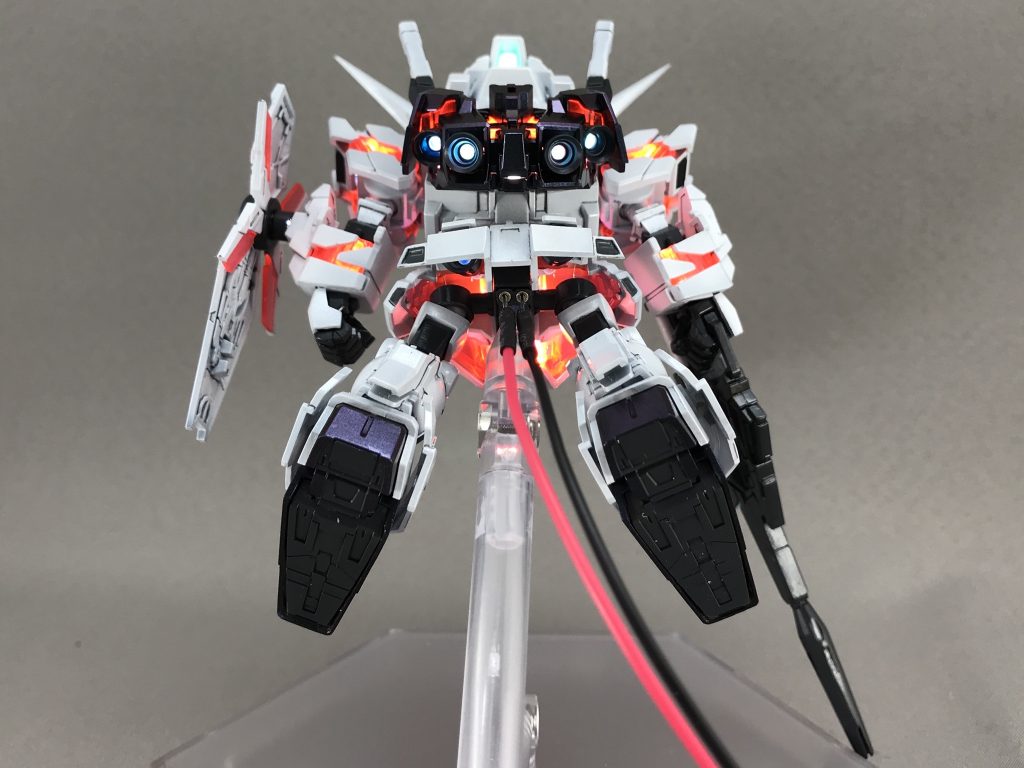 バーニアも光ります。
スタンド穴の後ろに電源用の丸ピンソケットを差し込み、光らせないときは電源を外してコードが見えないようにしました。