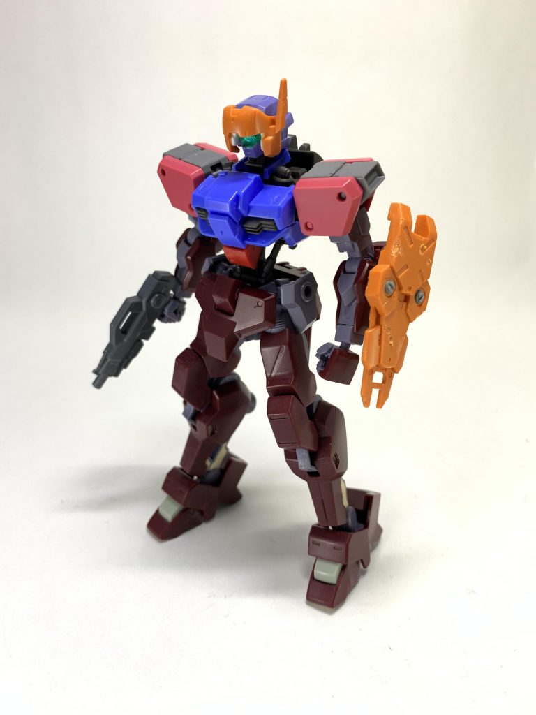 仮組み状態頭部は30MMのアルトに近接戦闘用オプションアーマーのヘッドギアを少し加工したものを使用しています。胴体:ガンダムアスタロト肩:グレイズ改その他:イオフレーム獅電