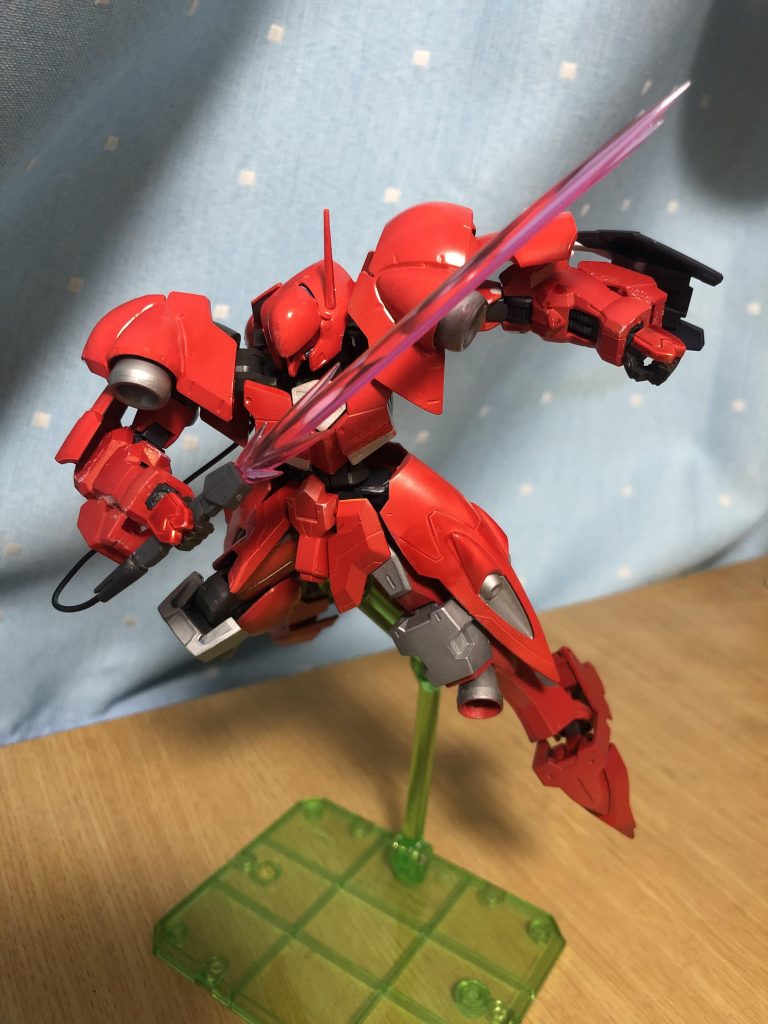 開発初期段階の試験的武装のため、正式な名称が存在しないが、僅かに残された本機の資料によると当時の研究者、開発者達からは刃の発生状態が、モビルアーマーの主武装であったビーム砲の軌跡と似ていた為、「ビームサーベル」と呼ばれていたことが判明している。リアクター直結のケーブル内に圧縮したエイハブ粒子を流し込み、内部でγナノラミネート反応を発生させ柄より放出、収束させることで刃を形成する。その威力は、ナノラミネートアーマーを内部フレームごと容易く切り裂く。