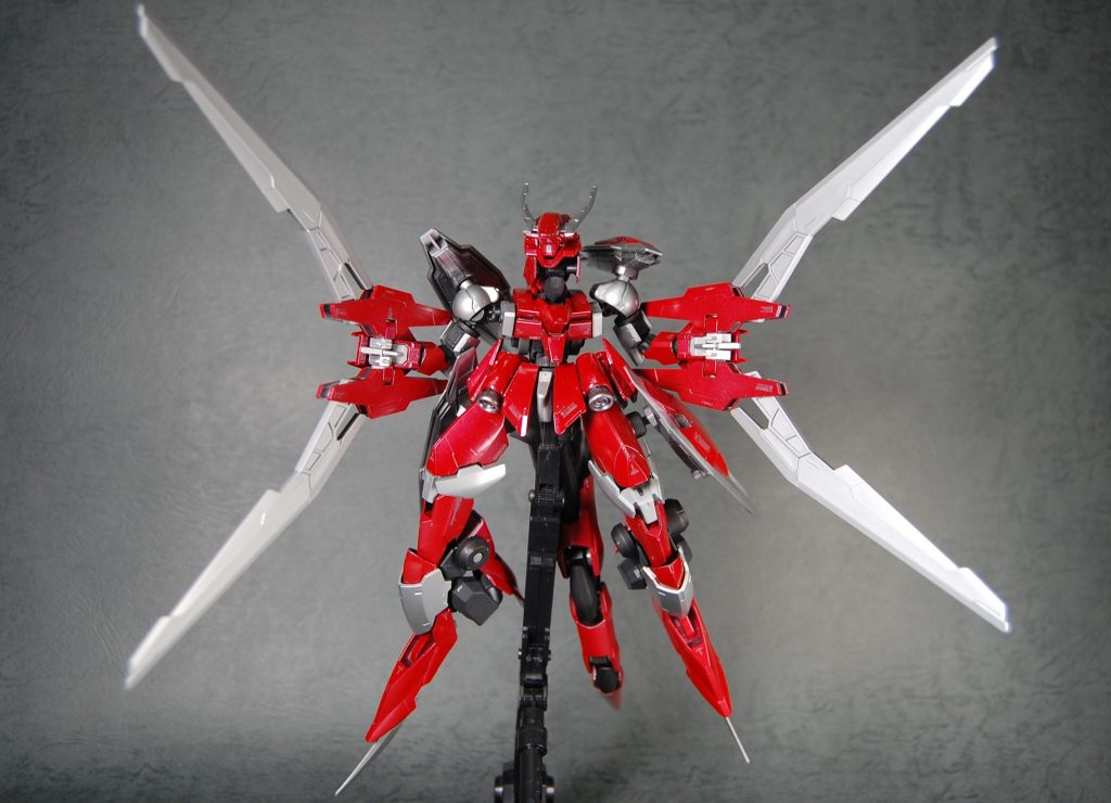 画角いっぱいに広がる両腕のハサミがメイン武装