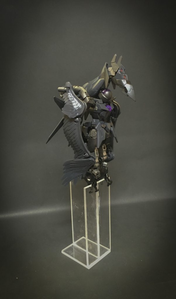 アルス・ラーベ MA形態
鳥類のような翼を持つアルス・ラーベの飛行形態。
ドッキングによる出力がアップのお陰でアルスコアラーベMA形態の速度とラーベアーマーの旋回性能を両立する事に成功した、本機最大の飛行性能を持つ。