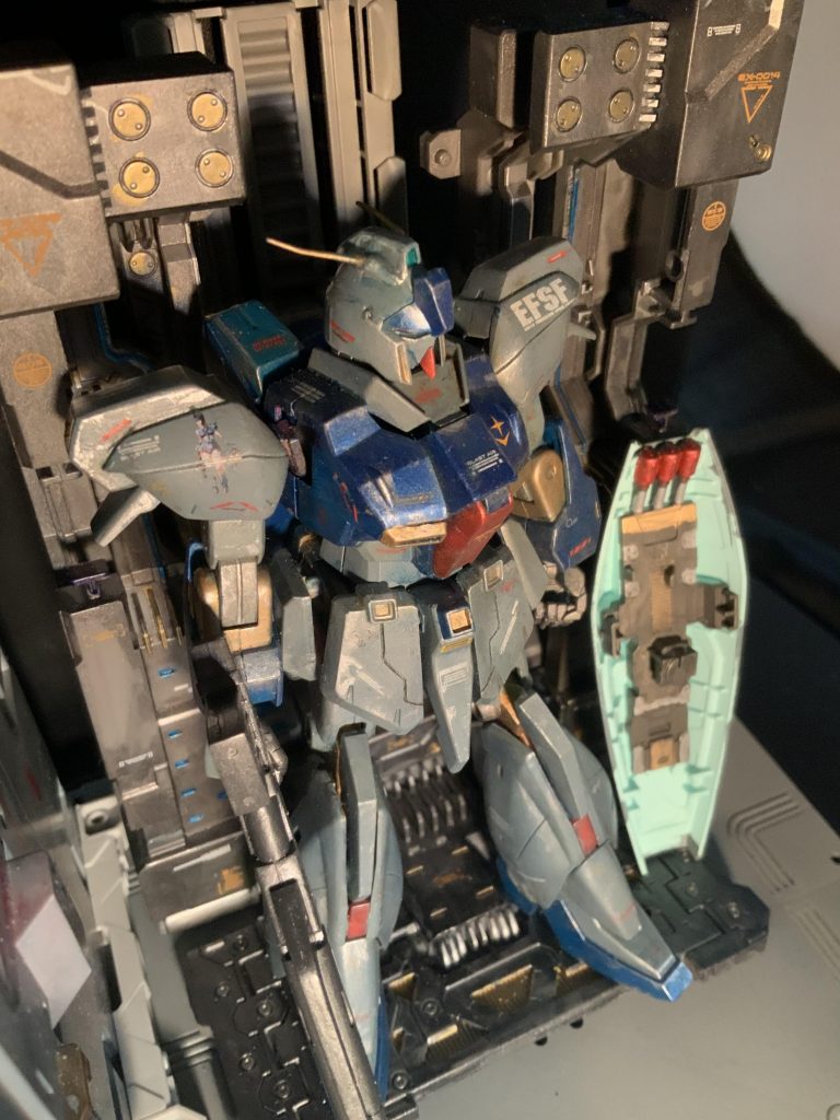 お下がりなので、色々と傷が付いてる設定で汚しをやっています