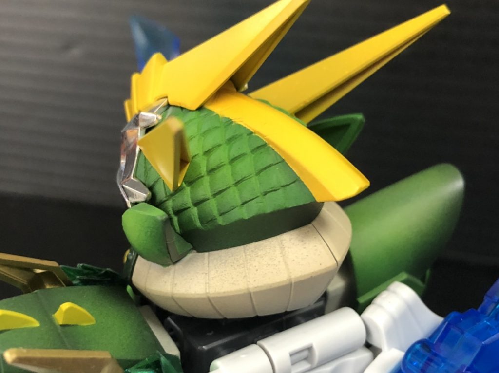 兜の表面は、カッターでウロコを掘りました。時間と労力の割に、正面からは全然見えないけど、楽しかったからオッケー。