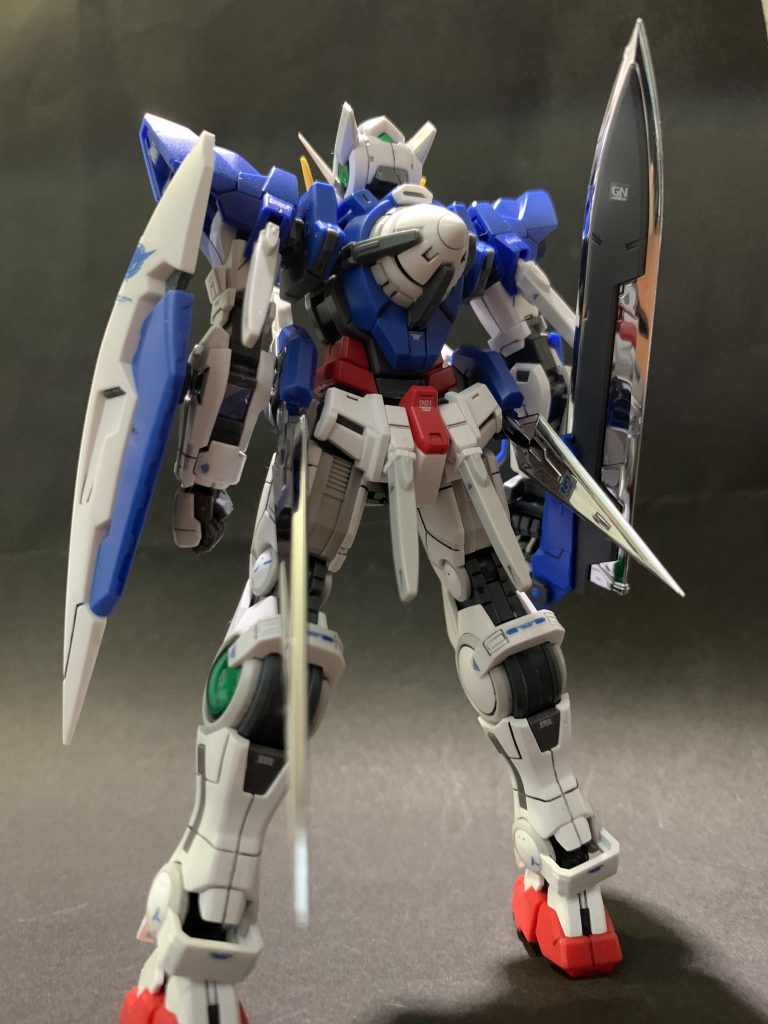 フロント、バック
普通に組んでスミ入れ、マーキング貼りをしただけでこの情報量だったので感動しました
RGも別に初めて組んだわけではないですが、エクシアはポロリも少なく組みやすくて良いキットですね