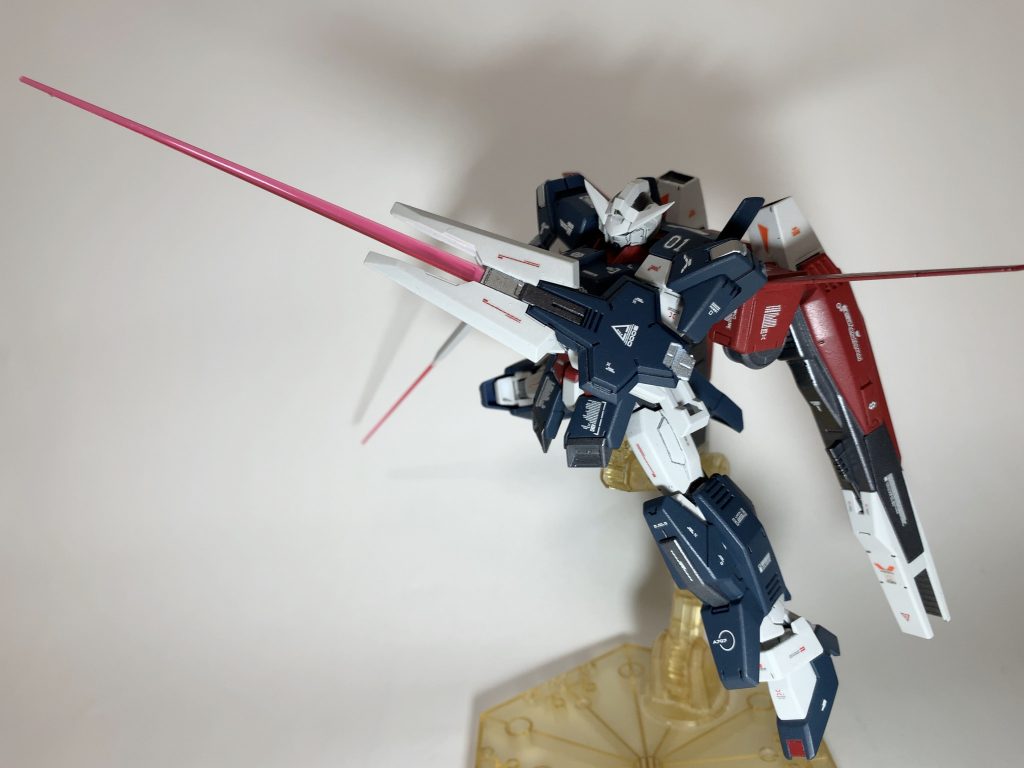 サーベル構えて吶喊!アクセントとしてビーム発振部はシルバーで塗ってみました。