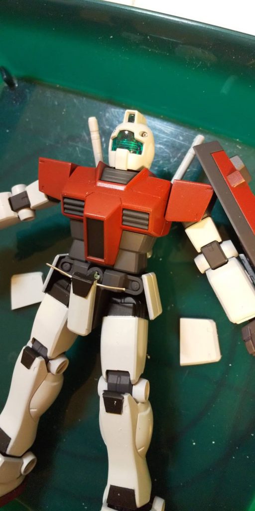 素ジムの最大の(?)悩みどころ。腰アーマーは稼動を考えて分割しました。裏で金属線支持にしてます。