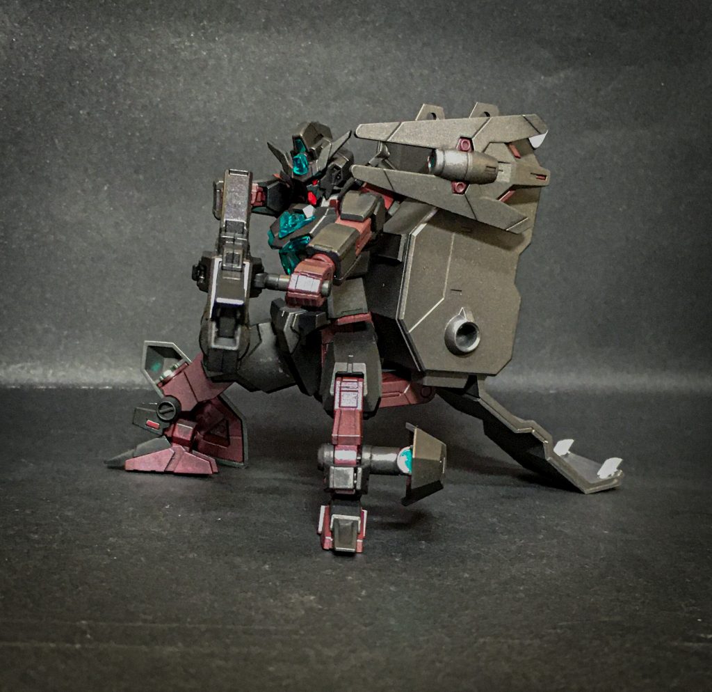 大型ビームキャノン
高出力のビーム砲。
バレルを伸ばす事で狙撃モードにもチェンジ可能。威力においてクガ・ヒロトのユーラヴェンを越えるべく製作された。
本家との最大の相違点はこの武装と言える。