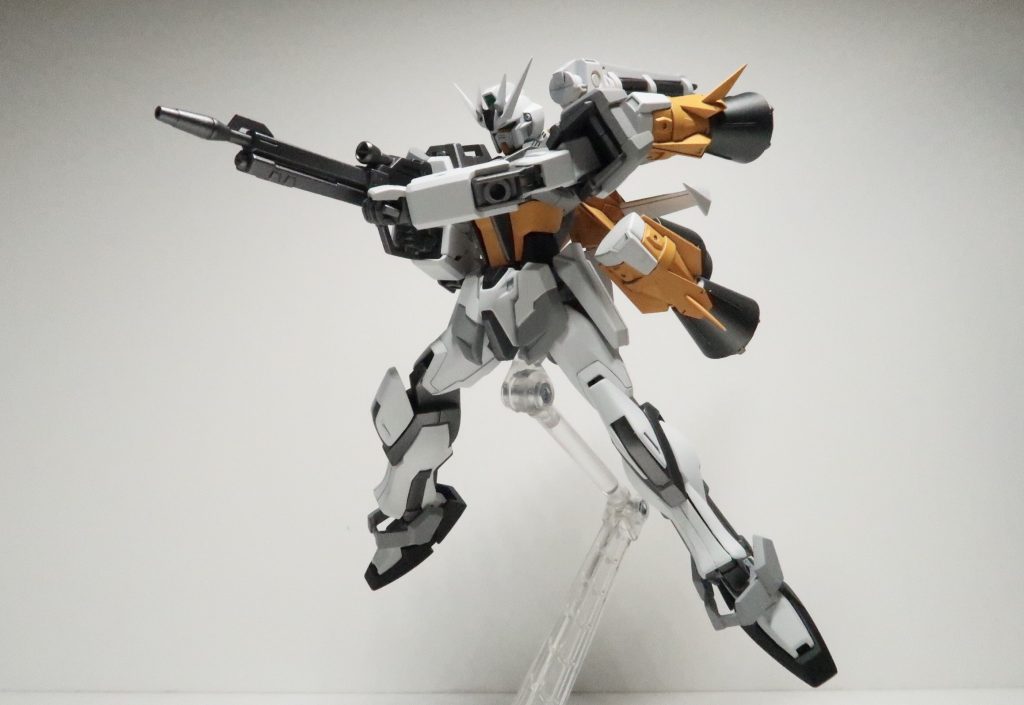 アクション1
ストライクは文句なしのキットなんですが、ポージングの時のシールドの位置が難しいですね…