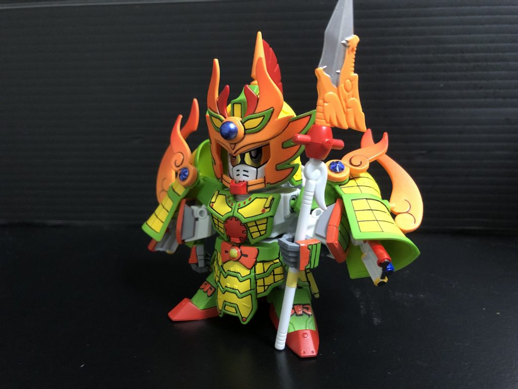 配色も派手で、中国製の安いオモチャ感のある見た目(いい意味で)な感じで、楽しく作れました。