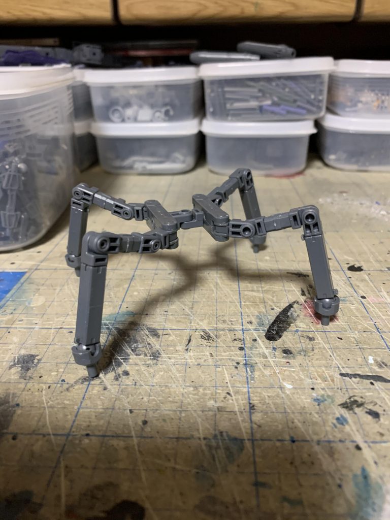 まず足腰からどうするかを考える為に、ジョイントパーツを組合せて構成しました。