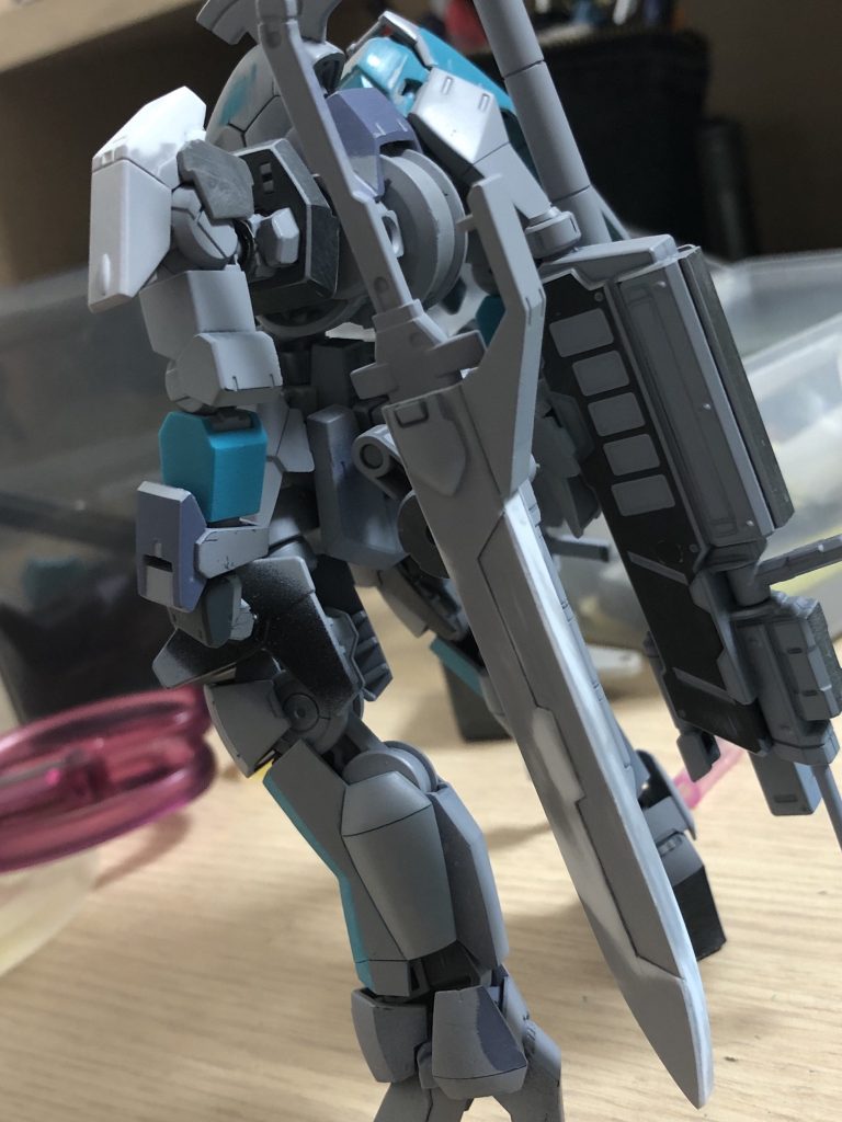 武装を増やしたいなということで、滑腔砲を装備して、ロングソードを装備するために鞘をプラ板でスクラッチしました。