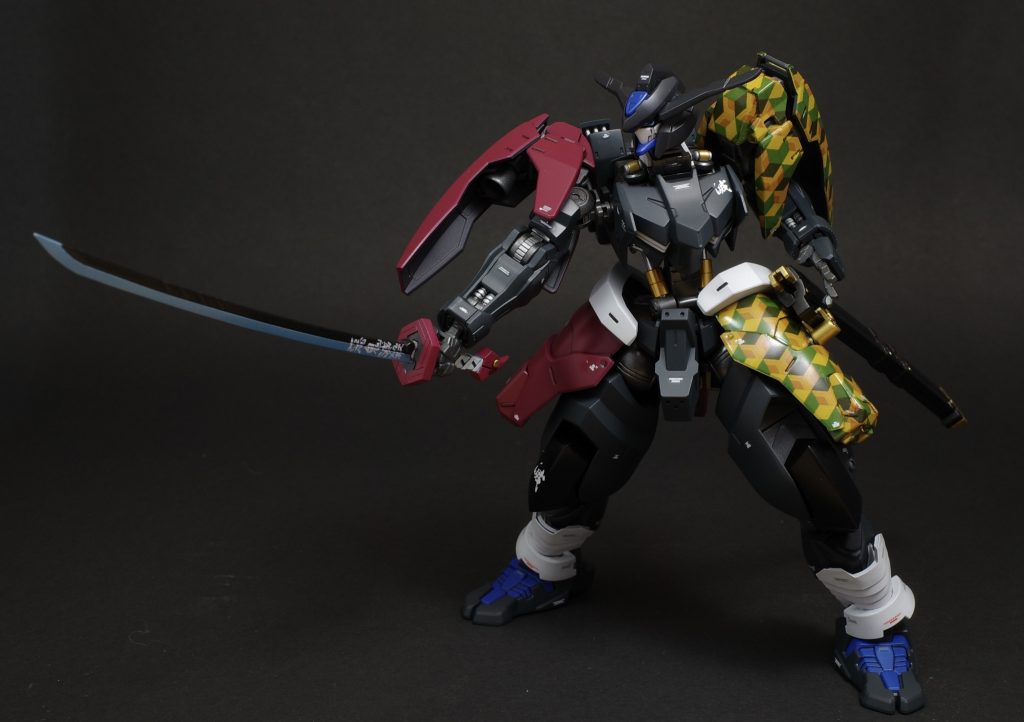 しのぶさんから炭治郎と襧豆子を守る義勇。
「動けるか？動けなくても根性で動け。妹を連れて逃げろ。」