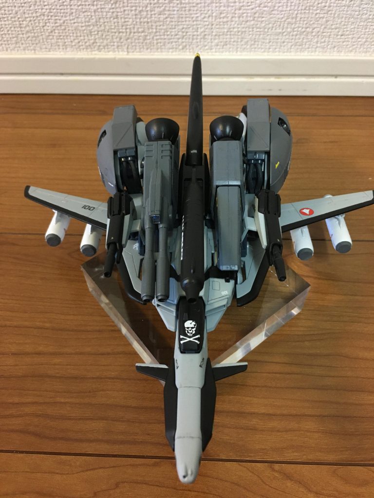 ウェーブライダー、背中が盛り盛りになってしまい、大分無理してる感が…。キットの個体差なのか、関節がやたらと固く、もう二度と変形はしないでしょう。