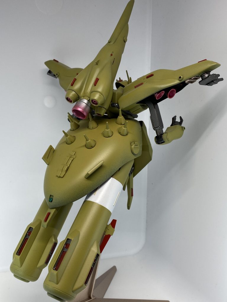 フードは取り外しできるように加工して工作をしやすくしました。旧キットなので分解ができない仕組みが多くて苦労しました。バーニャは付け足ししグラデかけました。おしりも多少のグラデとジャンクパーツ付けたしです。