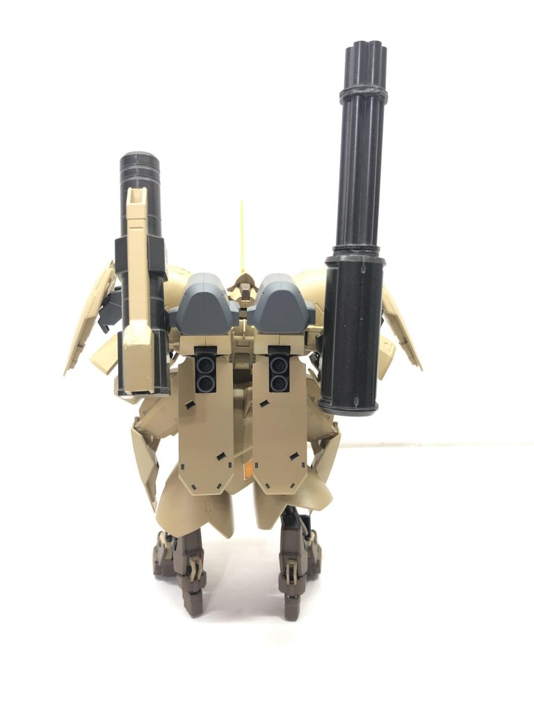 バックパックも、ガルバルディの腕パーツと余剰パーツを使用して、ガトリングとビームキャノンのアームにしてます。
バックパックのエネルギーパックとシールドはゼクアインの肩パーツを使用しました。
武装はガルバルディの榴弾砲を半分で切断、上半分の切断面にプラ板で蓋をして、ビームキャノンに。
下半分の切断面にプラパイプで製作したガトリングの砲身を取り付けて大型ビームガトリングにしました。