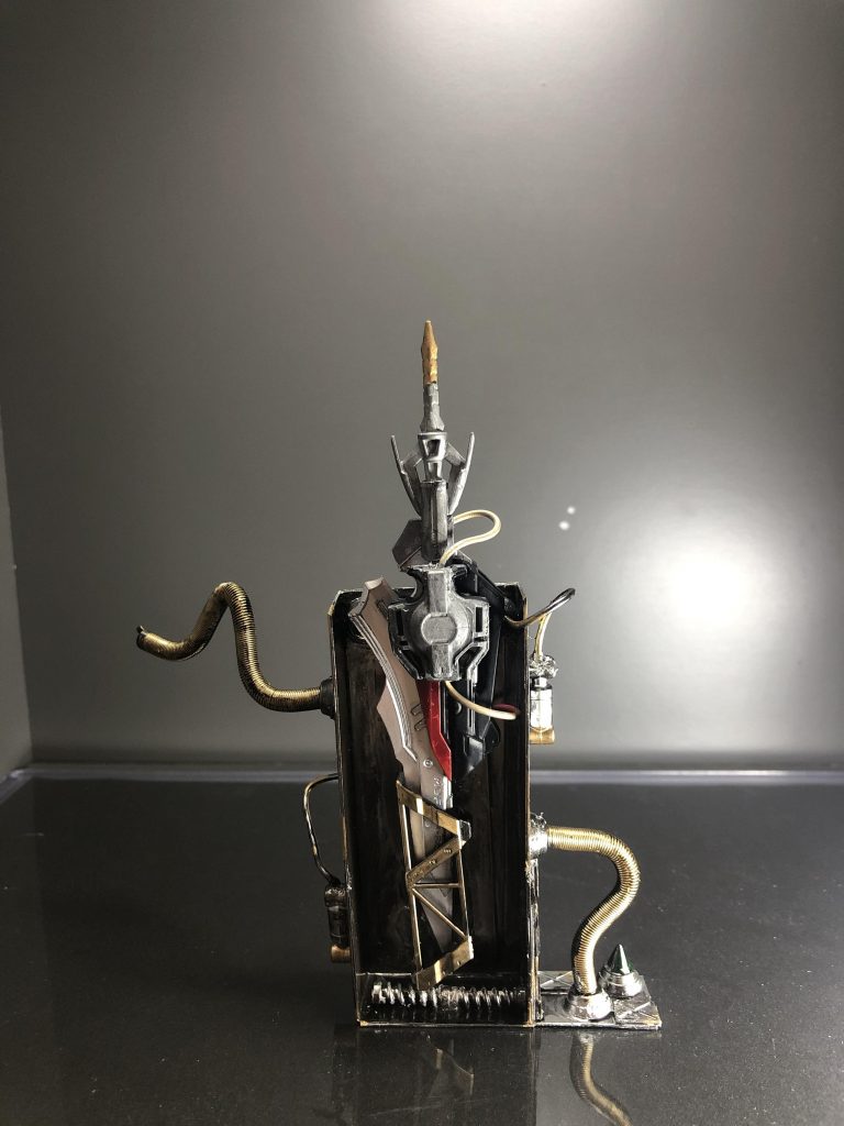 大剣はトリケロスをベースに改造、鞘よりエネルギー補充用台座の方が面白いかと思ってプラ板で作成しました。