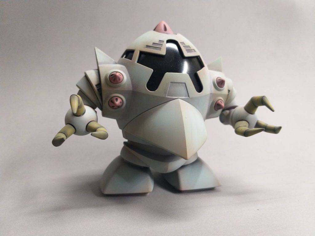 塗装は全てエアブラシです。グレーサフの上に、シャドーにレッドブラウンを吹き、その上から本体色を被せました。モノアイの黒い部分は最初艶消し仕上げにしていたのですが、メリハリがないように思ったので、塗装を落としてから、光沢ありの黒で塗り直しました。ピンクはシャア専用機用ピンクを使いました。
リアル塗装にしても…愛くるしい!(*‘ω‘ *)