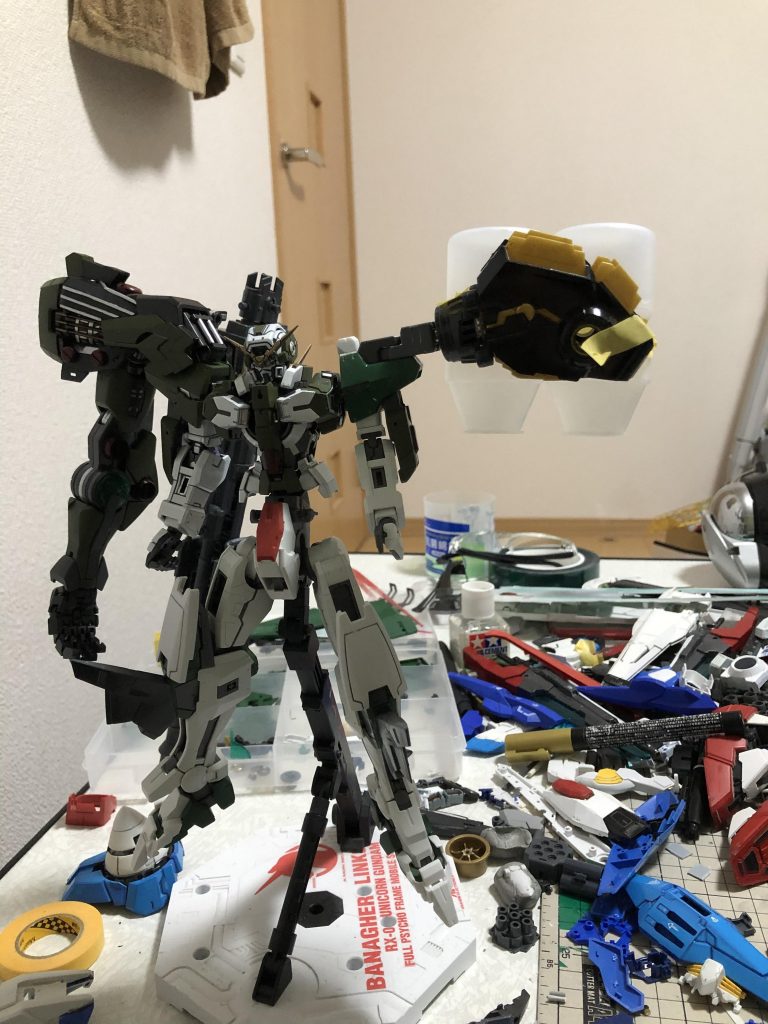 ジャンクパーツの箱をひっくり返して、盛るパーツを探し、どんどんと魔改造への道を突き進んでいきます。
ちなみにジェネレーターはヤクルトの容器を使用してます。