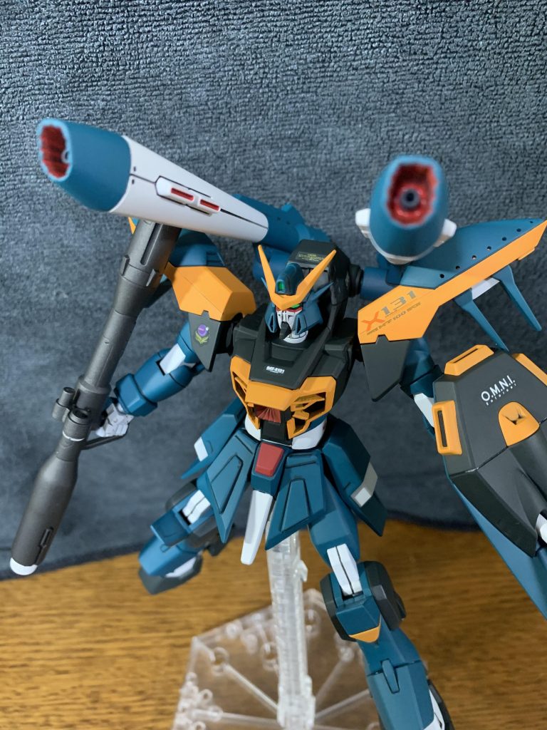 股関節とフロントスカート、シールドのビーム砲の軸には、真鍮線を仕込んで補強と可動の補助をしています。