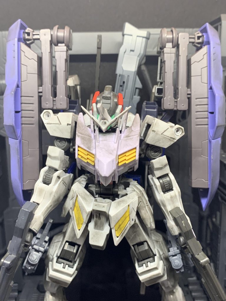 「お、おヤッさんこれは!」
「そうだ…本来アルヒが使う予定だったアーマーが残っていてなそれを着けたんだ」
「え?でもそのアーマーはギャラルホルンに奪われたんじゃ?」
「( ´△`)アァ-…実はギャラルホルンに「ヘル」って言うアンドロイドいるのは知ってるだろ?」
「はい、まさかあいつが?」
「いやちょっと違うんだ、あいつの機体ヘルヴィダールに着けられたらしいんだけど何故かこの前基地の前に置いてあったんだ」
「( 'ω')ふぁっ!?嘘だろ」
「まあ、せっかくだし着けた感じだ(……まだ言えないなヘルと俺の関係……は)」