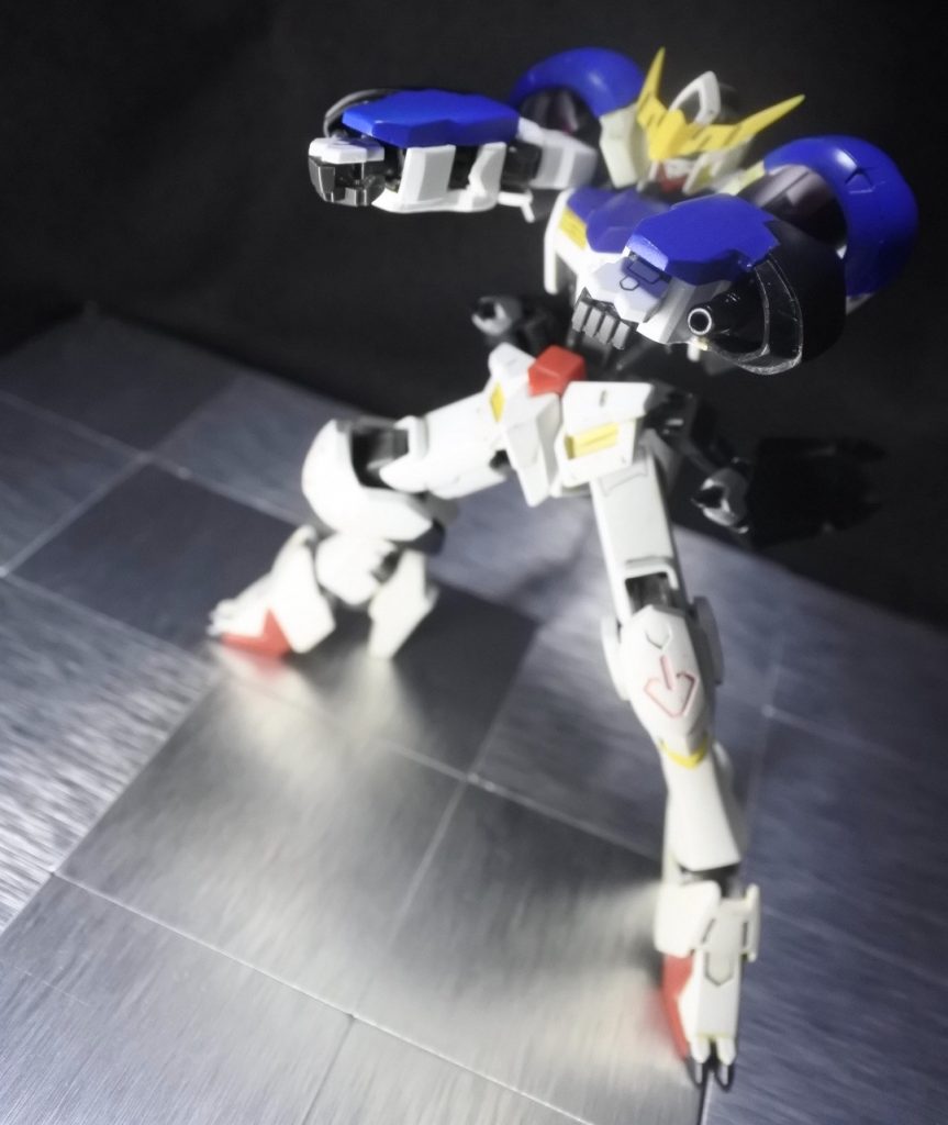 肩部装甲と機関砲のカバーとしてグリムゲルデからパーツを拝借しました