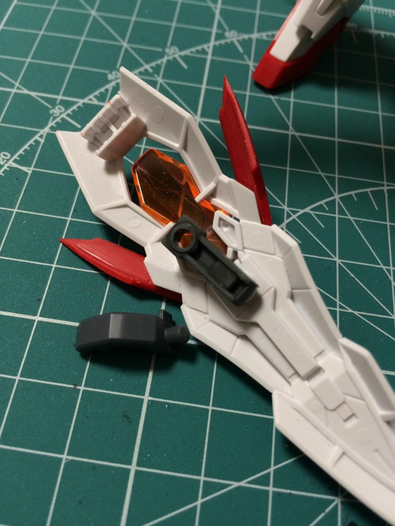 シールドはそのままだと本体にガッツリ干渉するので紅ウエポンに付属するジョイントで接続位置を変えています
無改造で付くので嬉しい✨