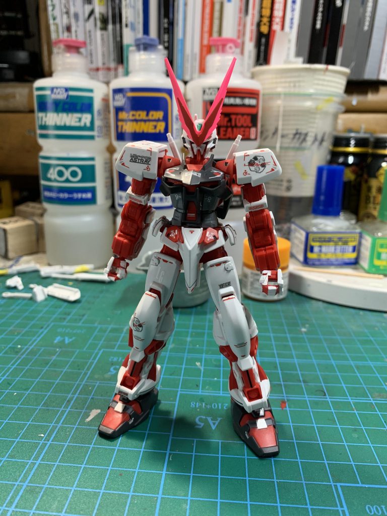 レッドドラゴンのボディ
手と二の腕のホワイトの塗り分けが難しいキットだと感じましたね