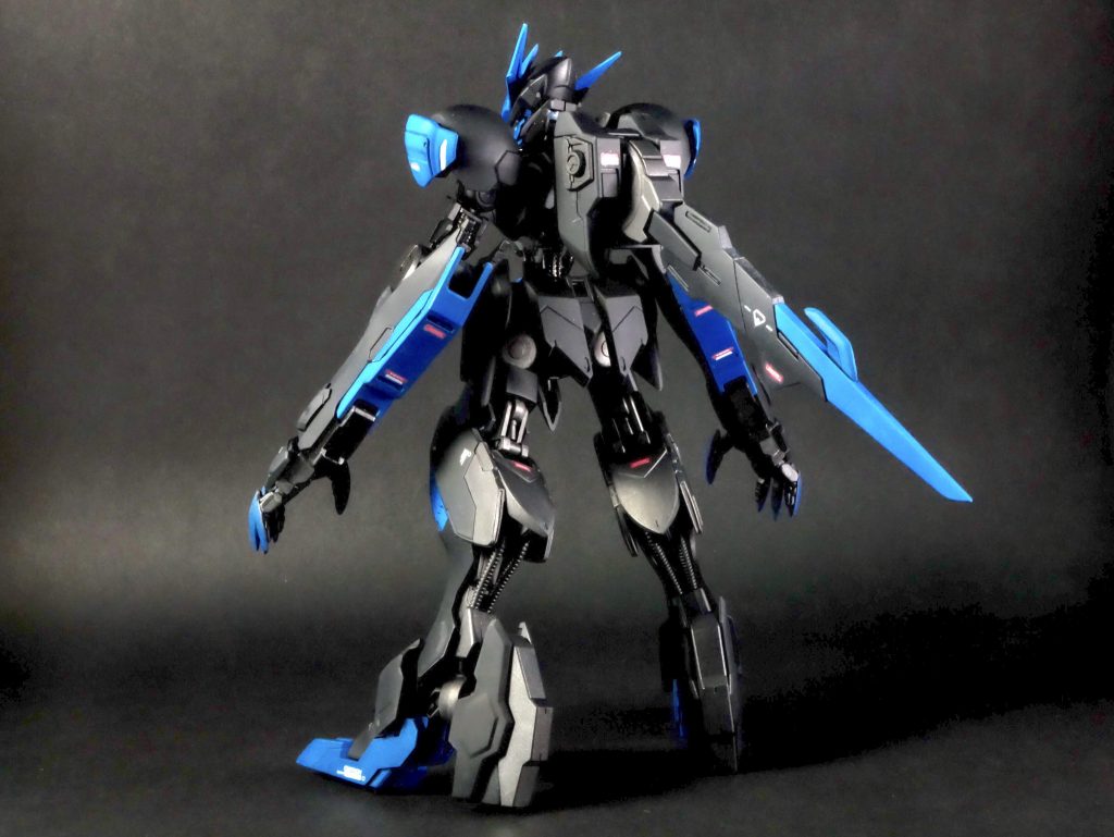 基本的なプロポーションはキットのままです。
角と爪をシャープ化、バックパックの3mm穴をディテールアップパーツで塞ぎ、シリンダー部分にハセガワのミラーフィニッシュシートを貼り付け。
塗装は水性ホビーカラーをエアブラシです。
家庭の事情によりラッカー系が使いにくくなり、
今回初めて水性ホビーカラーを使用しました。
隠蔽力はラッカーと同じくらいに感じました。
何より匂いがないのでガンガン塗装が出来て凄いです。
ただ塗膜は少し弱いですかね?ちょっと擦っただけで
剥がれる場所がチラホラ。
使いこなせるようになりたいですね。