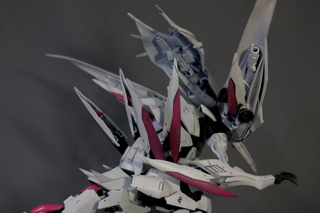 下からのバックショット。突起状のパーツは削り出してシャープに成形。