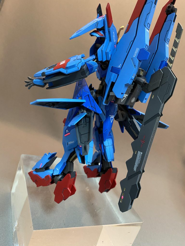 サイドスカートには、ビルドのパーツを付けてます。