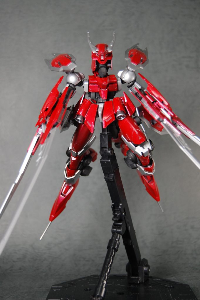 MSを一撃で両断できる巨大なハサミを両腕に装備、巨大化した体格での視界を確保するために首を延長