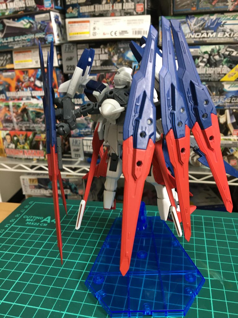 背中のバインダーは全てがブースターと攻撃の両方の能力を合わせもった万能兵装
バインドドラグーンという設定で、戦闘中にドラグーンとして射出したり、ブースターとしても利用出来ます。また、通常装備のバインドライフルのバインダー部分が破損などでなくなっても、すぐに背中のバインドドラグーンを分離装着させることで、長い時間の戦闘も可能とします。