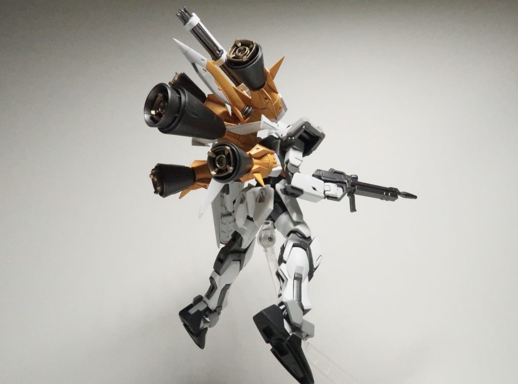 ガンバレルストライカーに迫力を出したかったので取り付けの角度を斜めにして、バーニアを大型なものに差し替えてます。
ガンバレル単体を幅増しするのが難しかったので逃げのアイデアだったのですが、かなりうまくハマったと思います。
