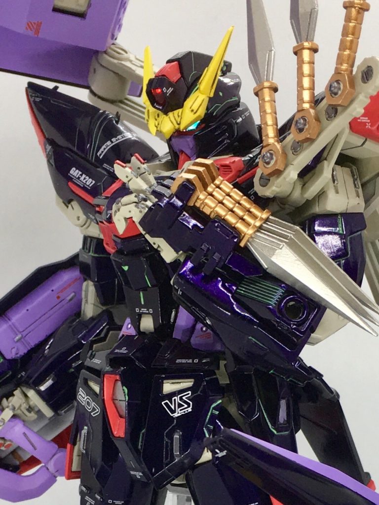 塗装は、黒く見える箇所はバイオレットにFGパールで塗装する事で角度によって色が変わるミラージュコロイドを意識しました。
また墨入れを蛍光グリーンにする事で禍々しさを演出してみてます。