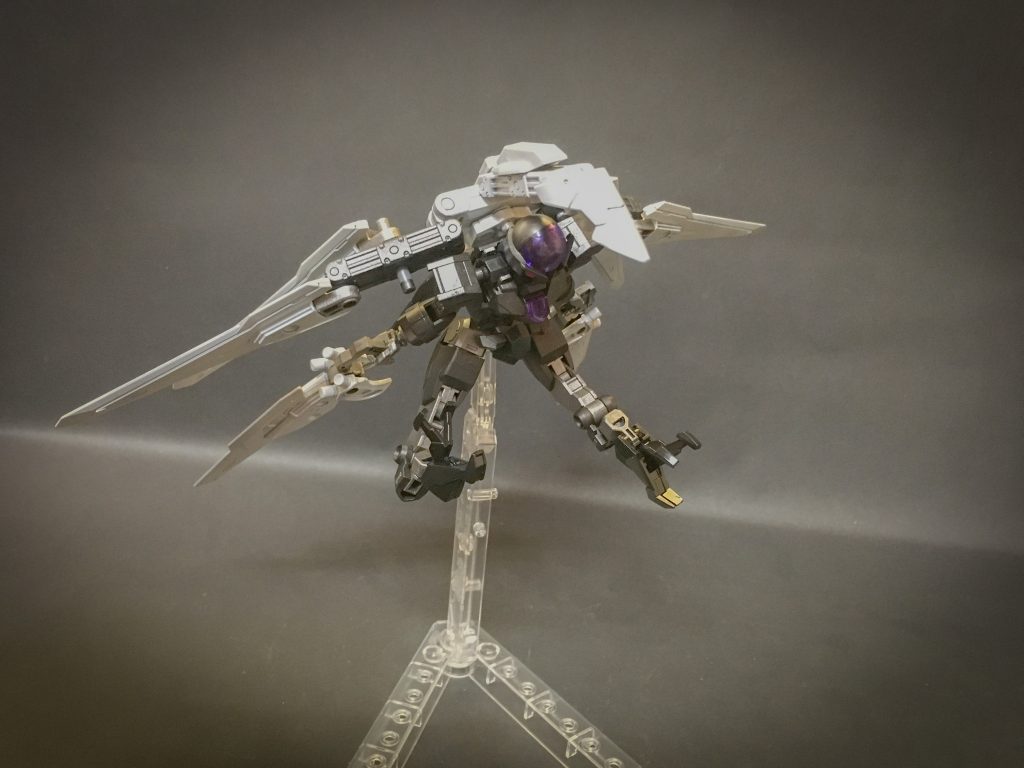 ラーベクロウ
脚先に装備された鉤爪。
敵機拘束や高速移動時に引っ掛け敵機のバランスを崩す際に使用される。