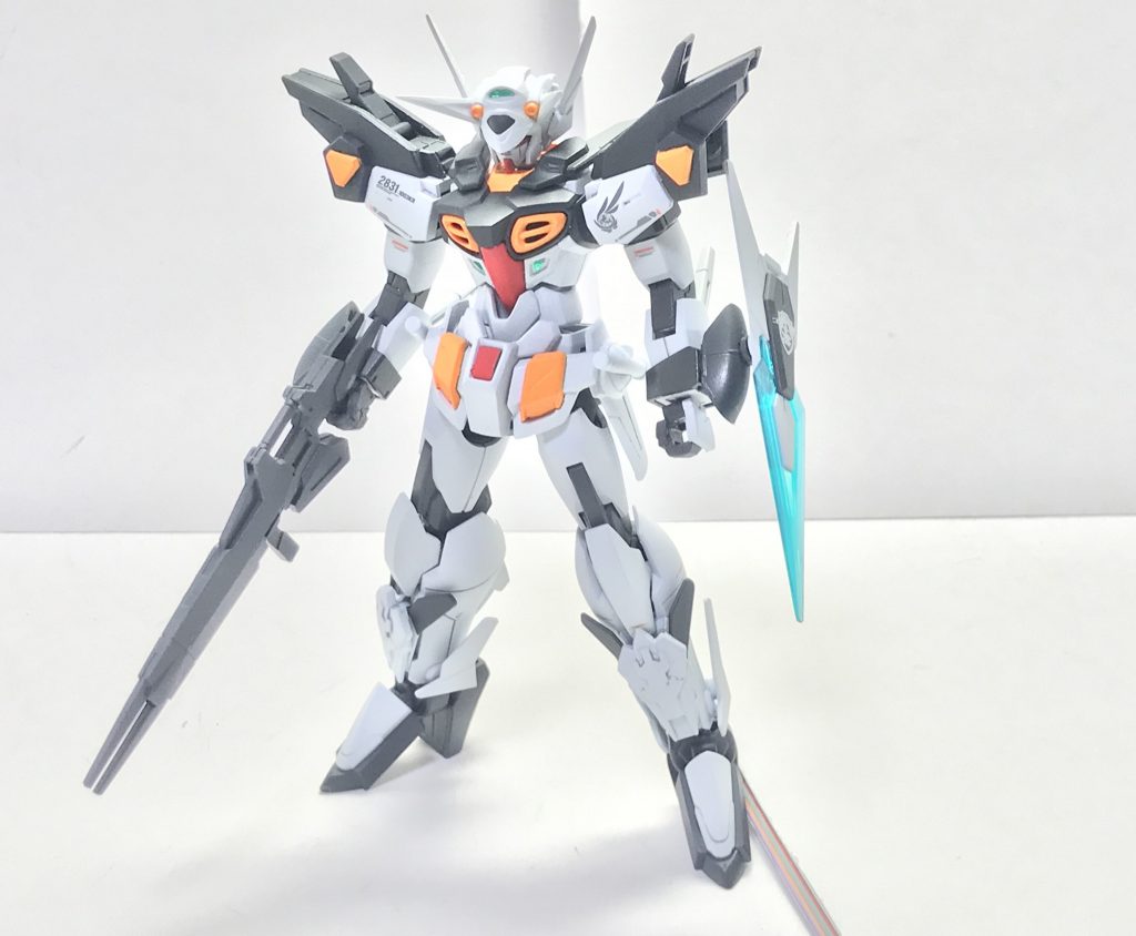 軽装状態正面。ガンダムタイプに多く共通しているビームライフルとビームサーベルにバルカン、シールドという基本装備は全て本体に集中されており、後述する追加装備を喪失しても戦闘行動の継続が可能なようにフォローされている。