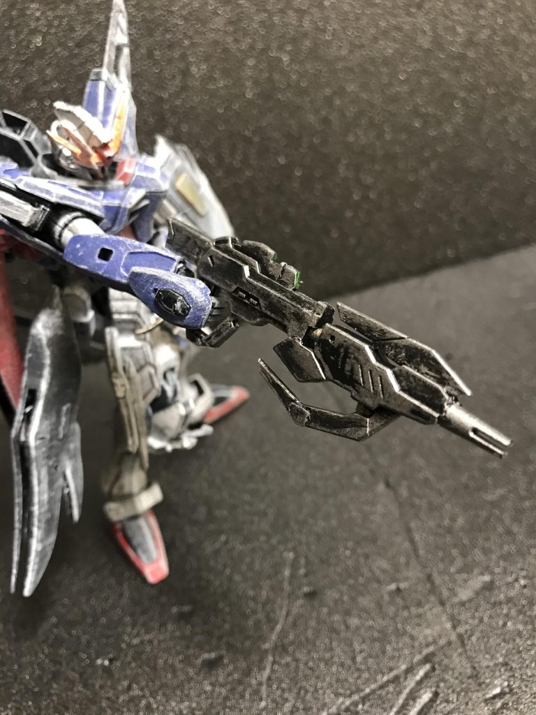 ライフルはもともとの物があまり好きじゃないのでジャンクから好みの物を切り貼りで作りました!新しくつけた羽にマウント出来ます。