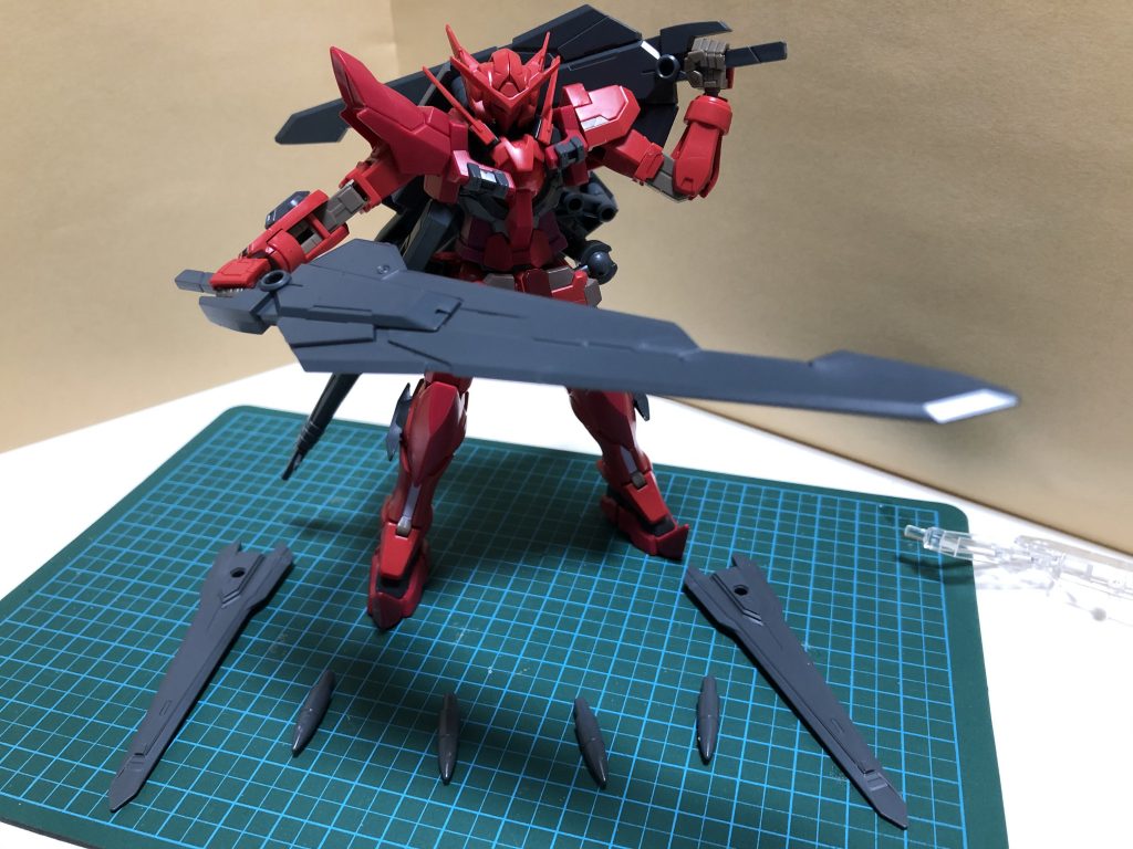 フェザーユニットの武装を展開した近接戦闘状態です。GNバスターソード2本と、バインダーガンのパーツをGNバスターソードビット、ボールデンアームズのパーツをGNファングという設定にしています。