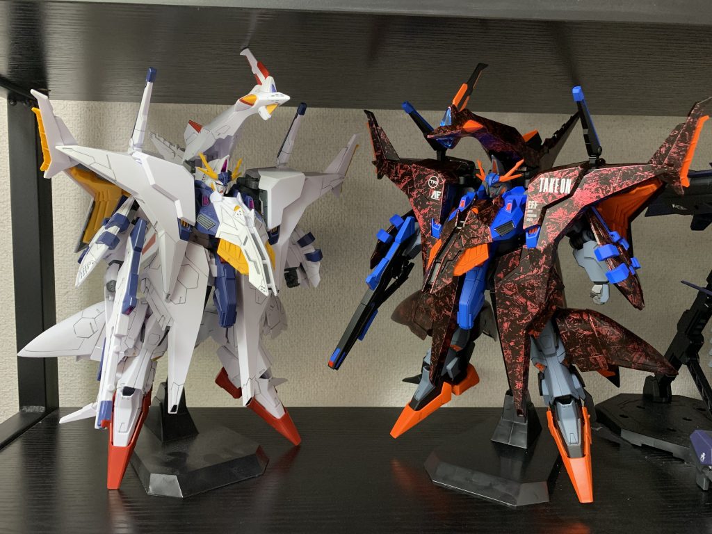 短期間ですがペーネロペーが棚に2体並んでました。壮観でした。ペーネロペーカッコいいですよね…異形ガンダム大好き…
普段は銃のスライドなんかをよくラップ塗装して遊んでるので、同じノリでガンプラにも施してみました。銃のようにデザインが直線的ではないので最初は戸惑いましたが、なかなか良い感じに仕上がったと思います。
最後まで御覧いただきありがとうございました!
